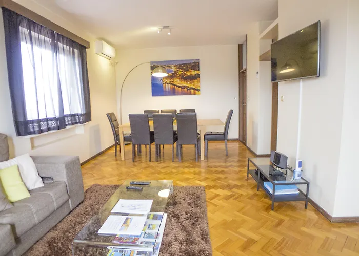 Lv Premier Clerigos- Re1 Apartmán *